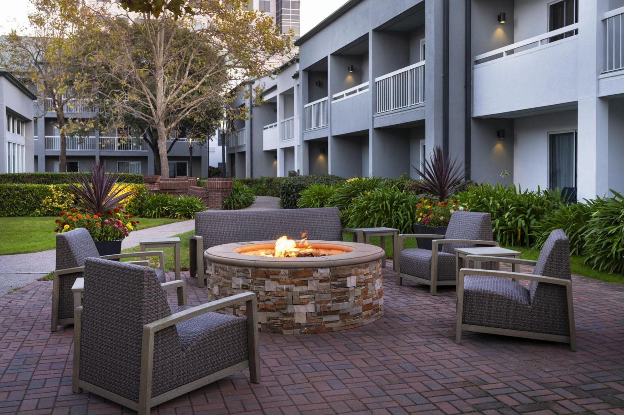 Courtyard By Marriott San Mateo פוסטר סיטי מראה חיצוני תמונה